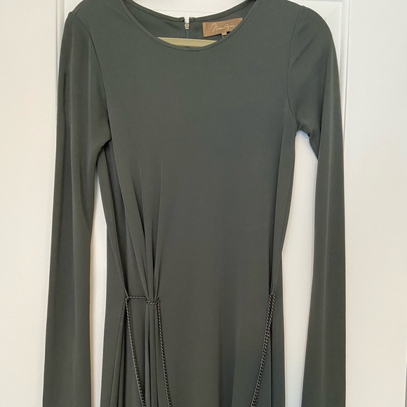 Beautiful dress - Picture 2 of 4